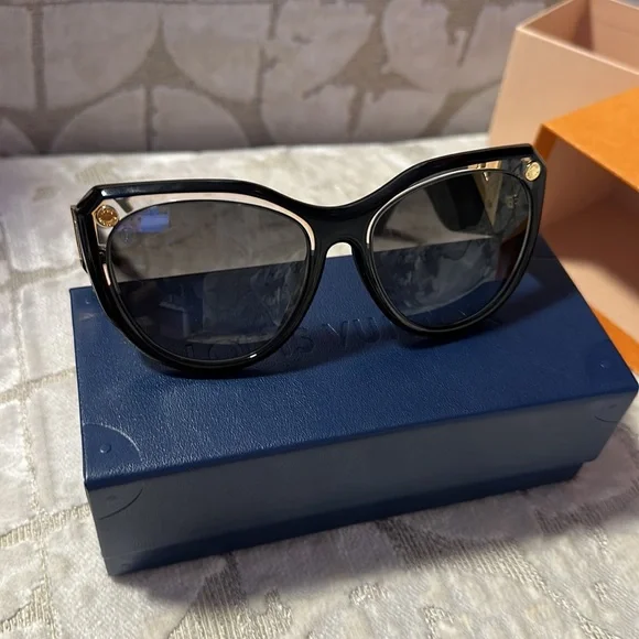 Louis Vuitton sunglases - Picture 5 of 9